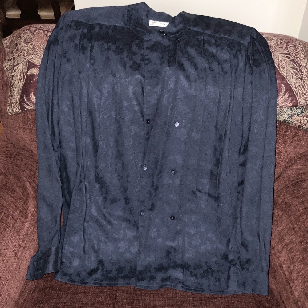Vintage Austin Reed Women’s Blouse, Size 8.   Navy Blue w/Leaf Design.